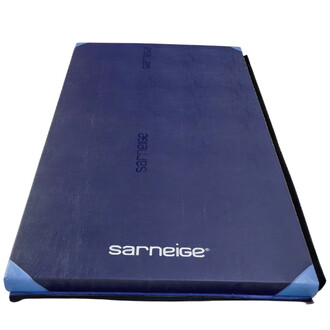 Tapis de jonglerie de couleur bleu foncé, avec des coins renforcés, présentant le logo sarneige sur le dessus. Le tapis est légèrement texturé, offrant une surface adaptée à la pratique scolaire et aux exercices de jonglerie.