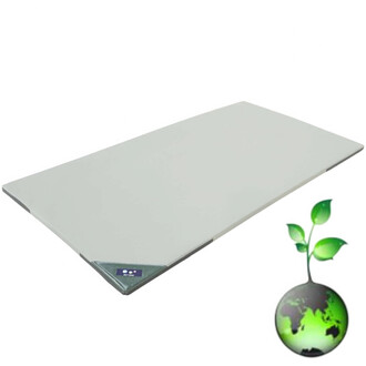 Tapis housse Evolution 40 de couleur gris clair, légèrement texturé avec des bords arrondis et un logo visible sur un coin. Un symbole de durabilité environnementale avec une planète et une plante verte est situé en bas à droite de l'image.