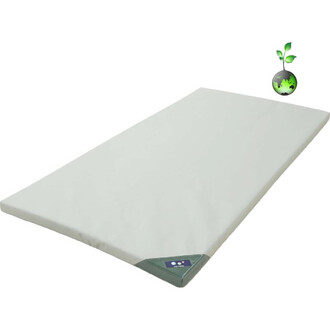 Tapis de jonglerie de couleur beige avec coin vert, il est conçu pour offrir une surface confortable et sécurisée. Un symbole représentant la durabilité est visible dans le coin supérieur droit.