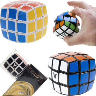 Montage montrant le puzzle V-Cube 3x3x3 : gros cube blanc avec faces bleues et jaunes, une main tourne un autre cube coloré, et l’emballage V-Cube est visible.