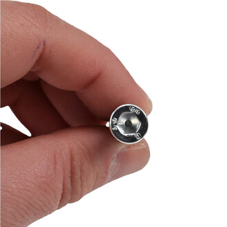 Vis de blocage pour tube réglable en métal argenté, vue de face avec tête hexagonale et trou central, tenue par une main.